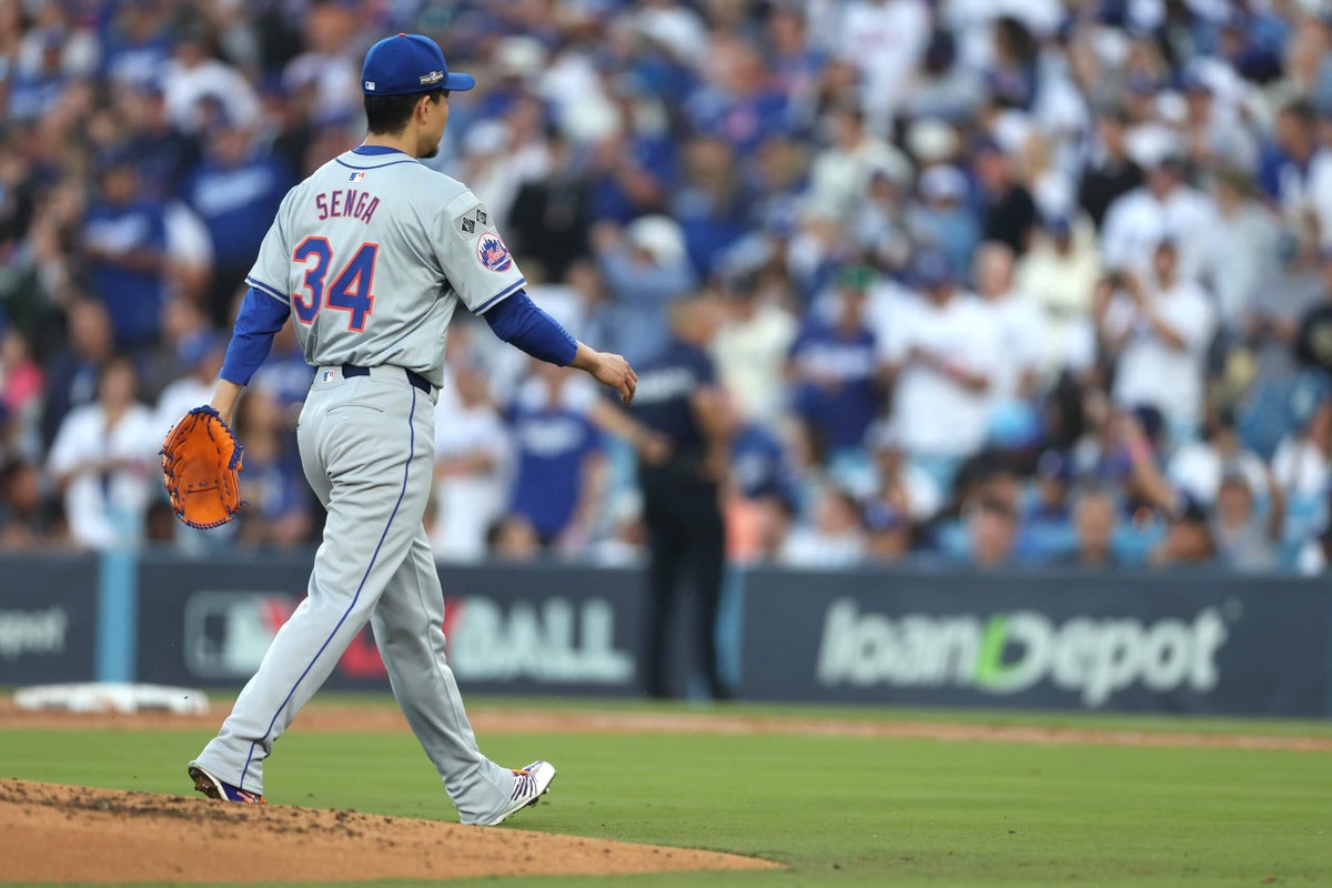 Mets flattened in uncharacteristically sloppy Game 1 loss