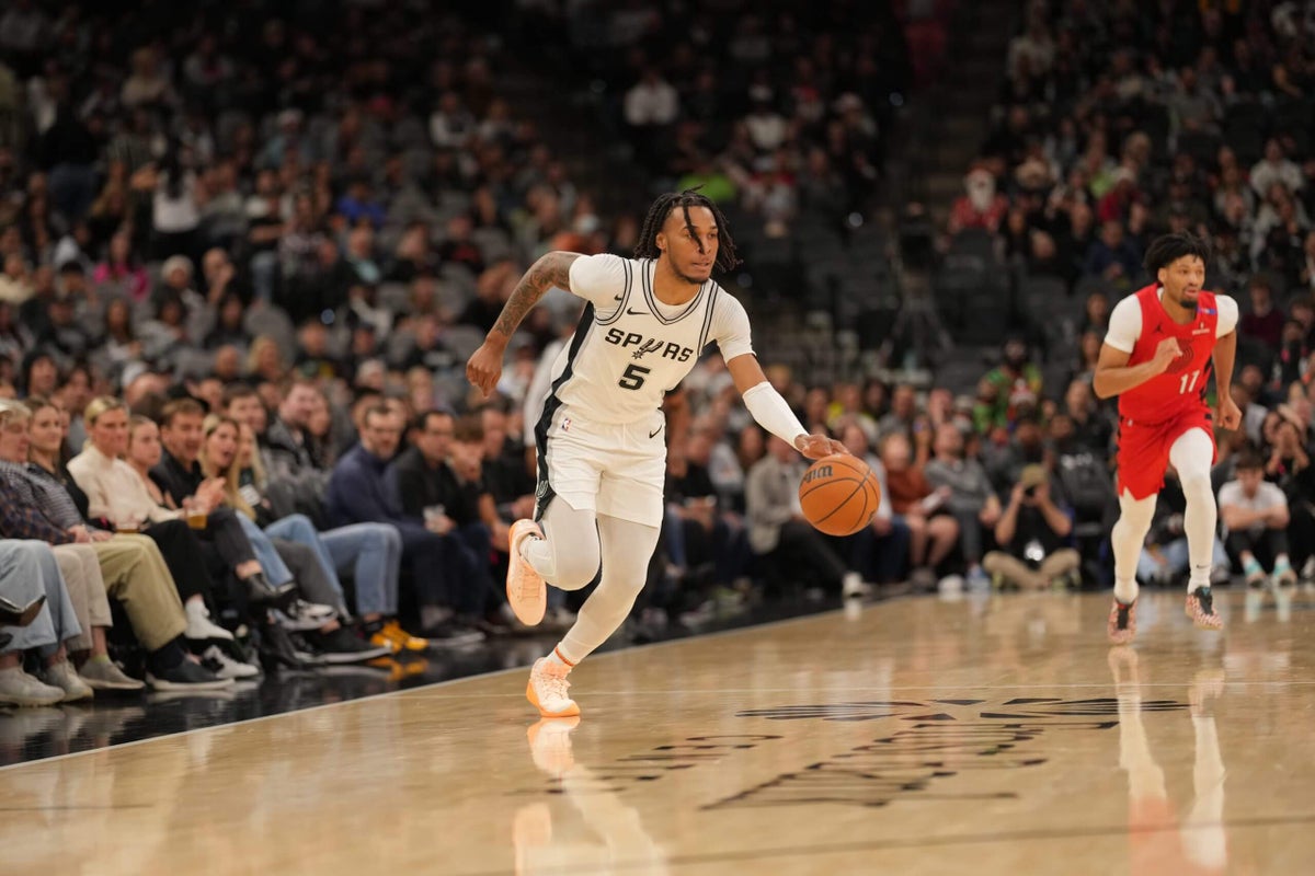 Christmas came early: Spurs’ Stephon Castle surprised by mom with UConn title ring at MSG