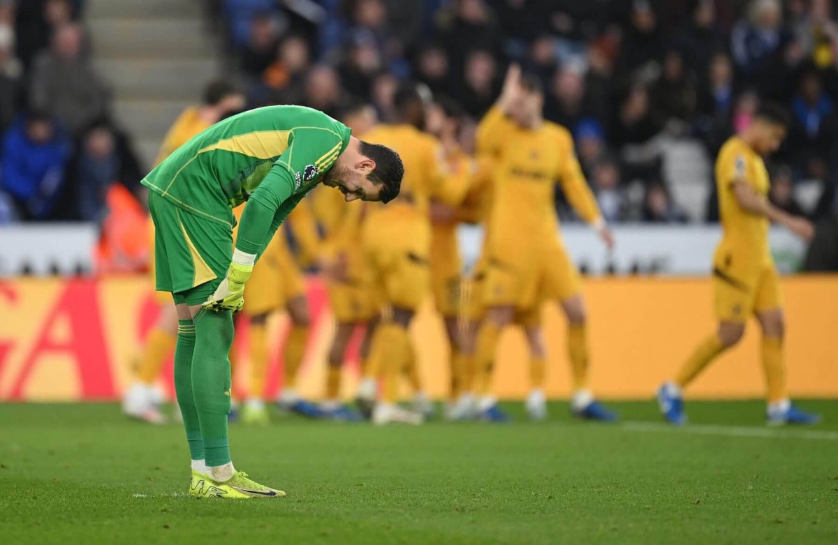 Ruud van Nistelrooy backs Danny Ward after Leicester City fans jeer goalkeeper: ‘It’s good to stick together’