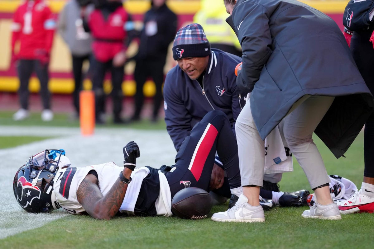 Texans WR Tank Dell out for year with dislocated knee, torn ACL