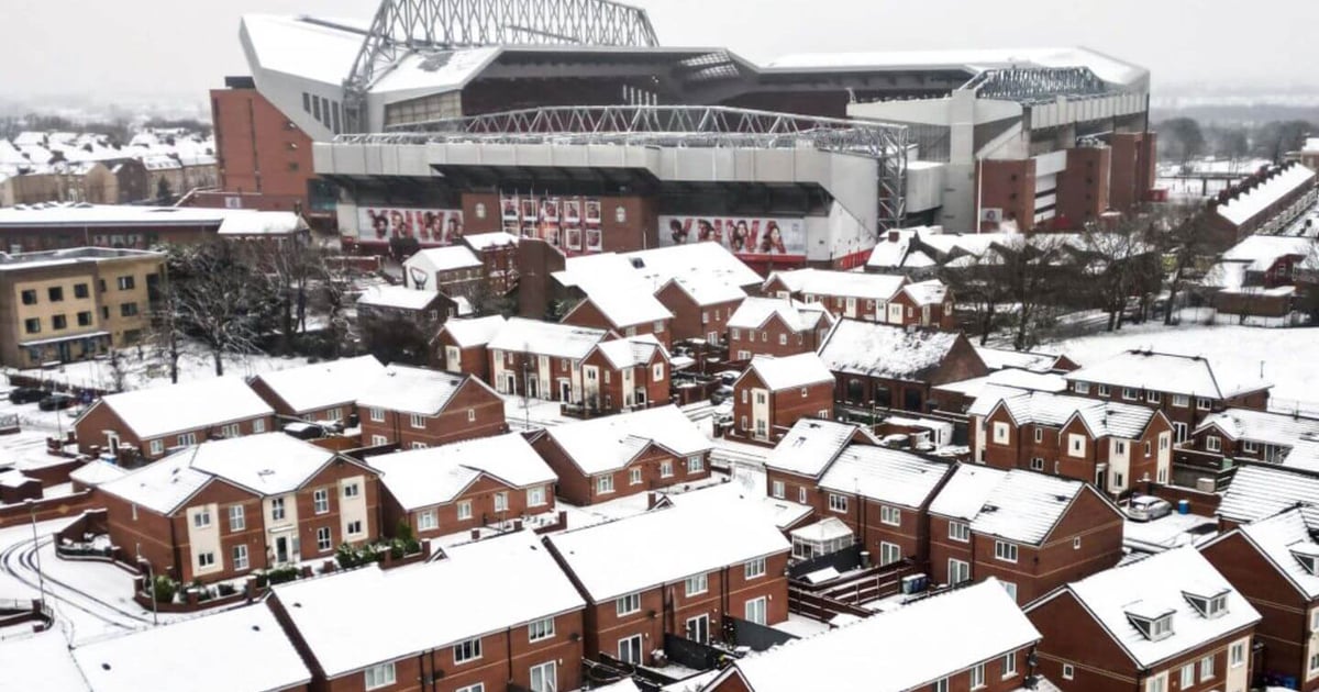 Liverpool vs Manchester United live updates: Premier League match goes ahead despite snow at Anfield